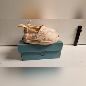 Tiny Toms Size 4